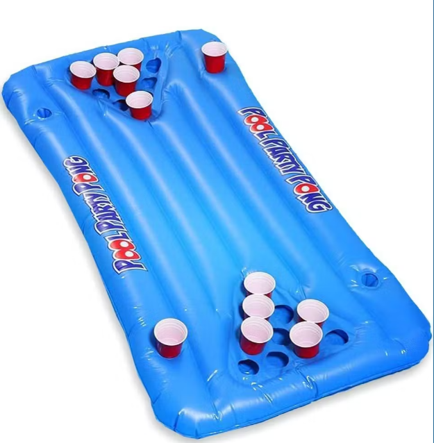 En blå uppblåsbar beerpong madrass för den perfekta pool eller strandfesten. Utmana dina vänner eller skapa challenge med dina barn genom att hälla upp äckliga drycker