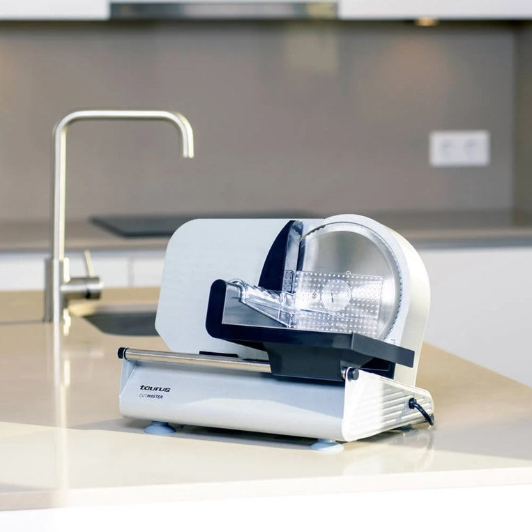 Taurus cutmaster står på en bänkskiva