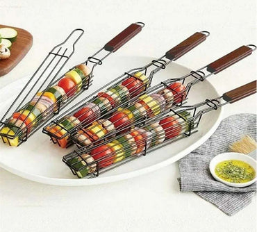 grillkorgar som ligger på en tallrik, grillkorgarna är fulla med grillade grönsaker