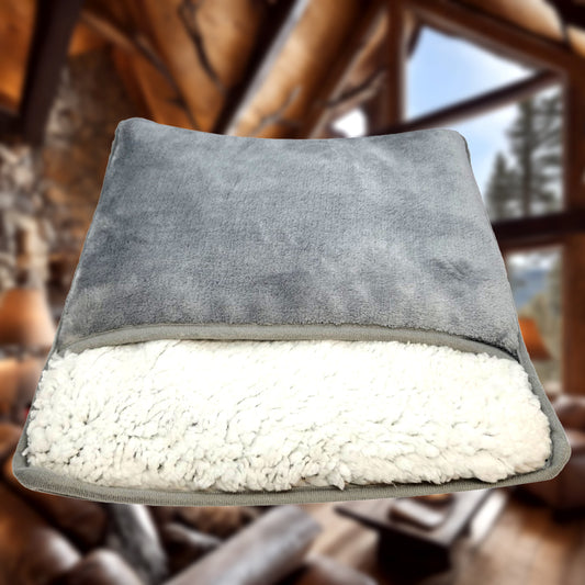 Fryser du om fötterna? Unna dig denna fotvärmare som är liten och smidig. Ansluts snabbt och enkelt via USB sladd