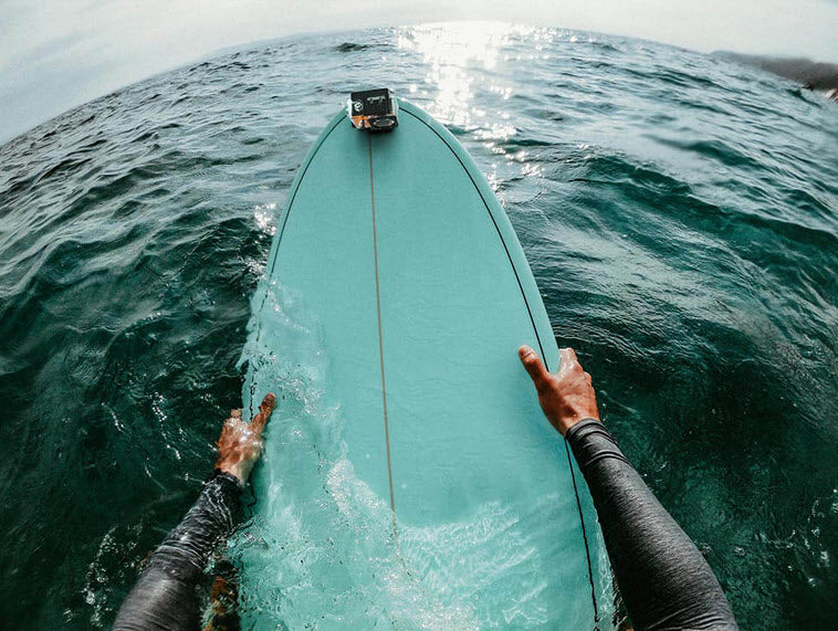 Midland Actionkamera H5 Pro som sitter monterad på en surfbräda mitt ute i vattnet