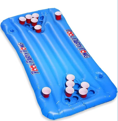 En blå uppblåsbar beerpong madrass för den perfekta pool eller strandfesten.  Utmana dina vänner eller skapa challenge med dina barn genom att hälla upp äckliga drycker 