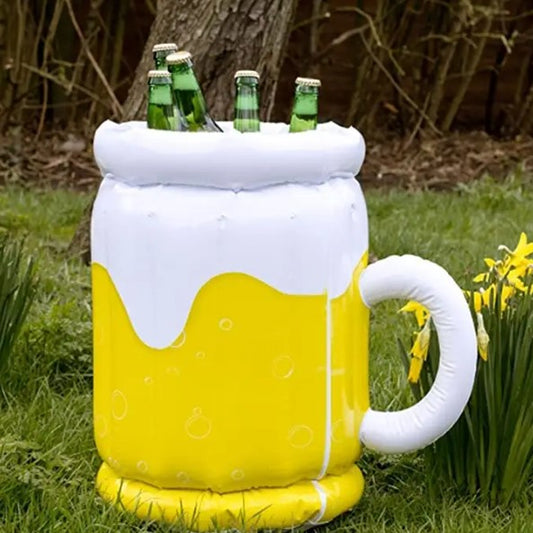 ishink ölglas öltunnan, placerad på en gräsmatta med 5 öl som sticker upp från den