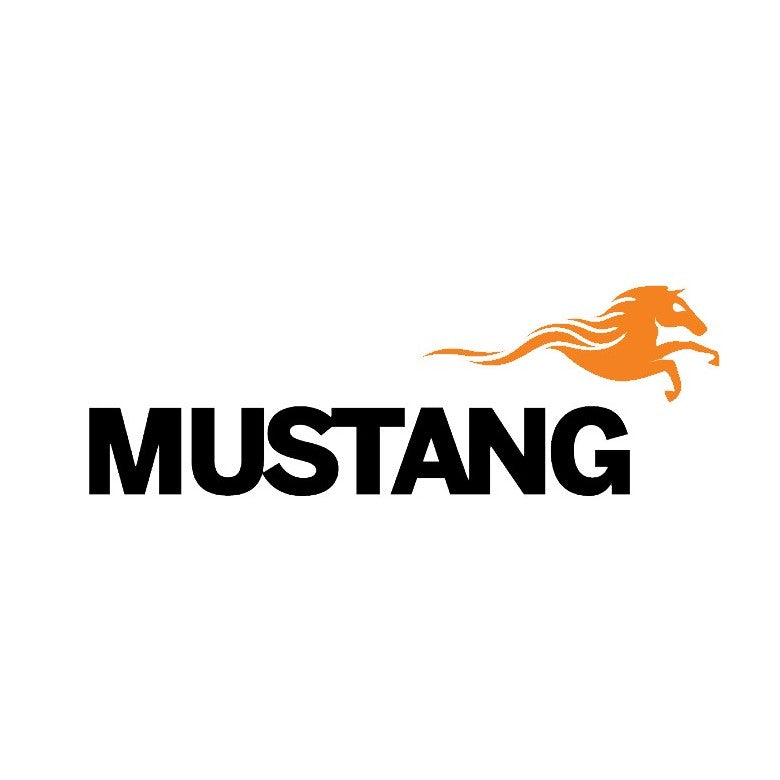 Logotype ifrån Mustang med svart font och vit bakgrund med en orange häst
