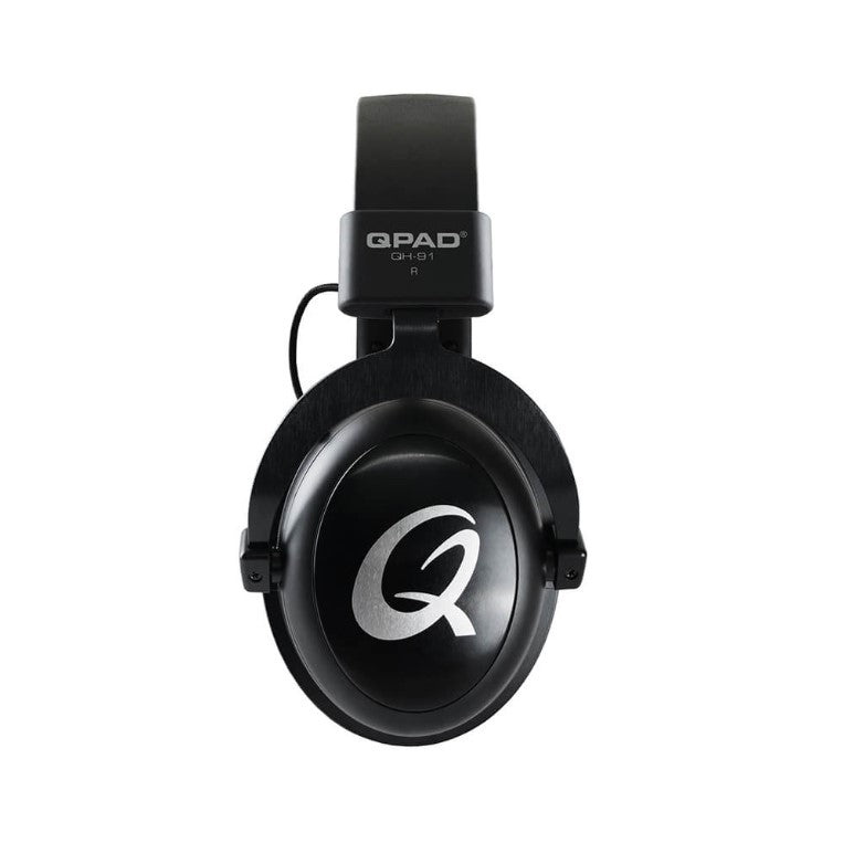 QPAD Gaming headset i profil där man ser deras logga