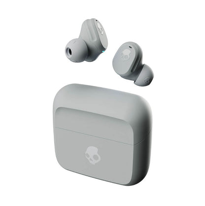 Grått fodral med in ear hörlurar ifrån skullcandy