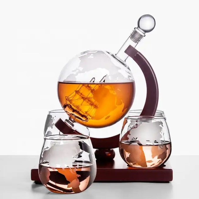 Ett handgjort Whiskey-set i jordglob-design med miniatyrskepp. Kvalitetsglas och träram ger lyx och elegans till din whiskyupplevelse. Perfekt gåva för finsmakare.