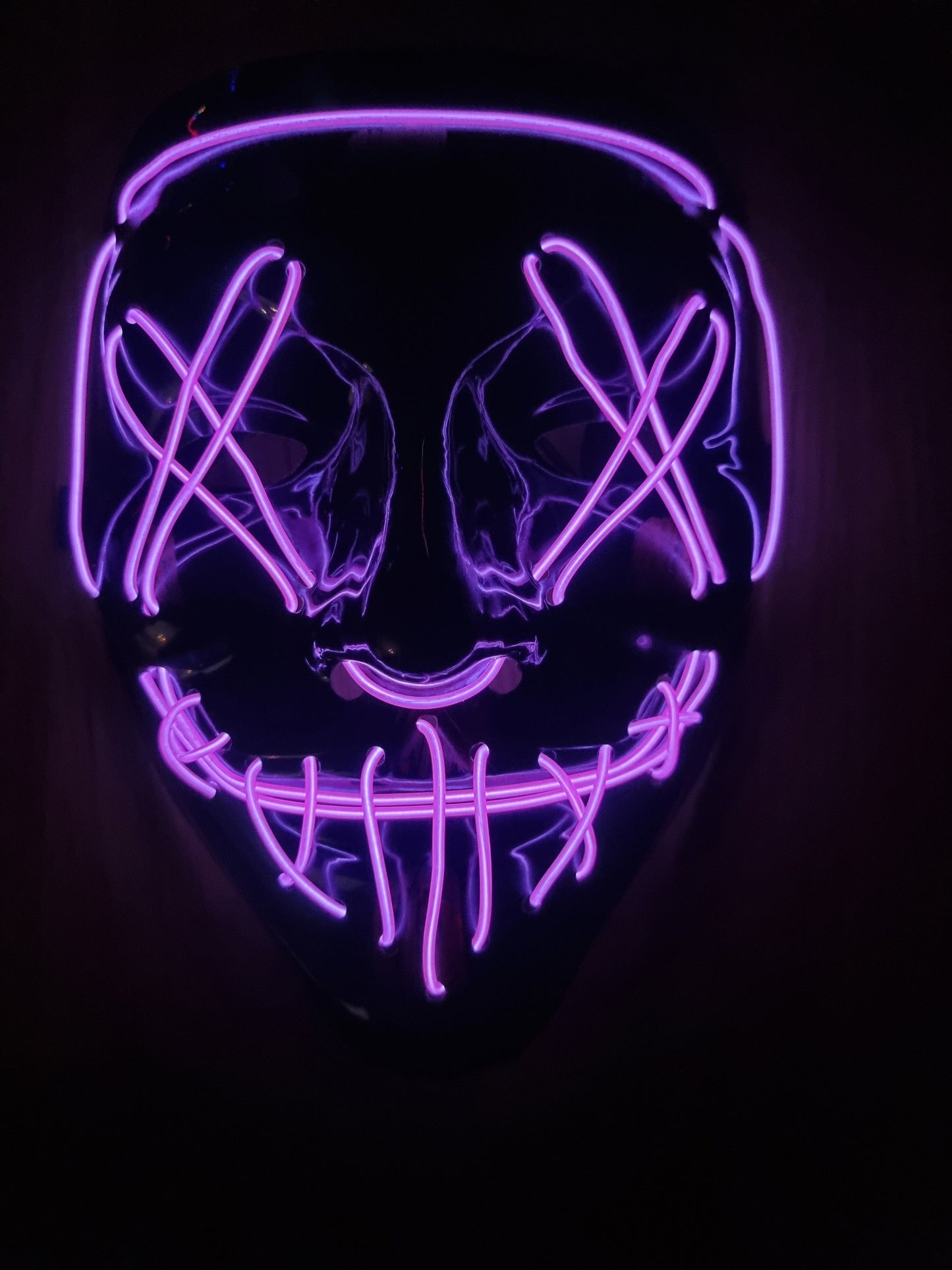 LED slinga tänd. Halloween/Maskerad mask som har igensydda ögon och mun med ledljus. Svart basfärg med röda blodstänk