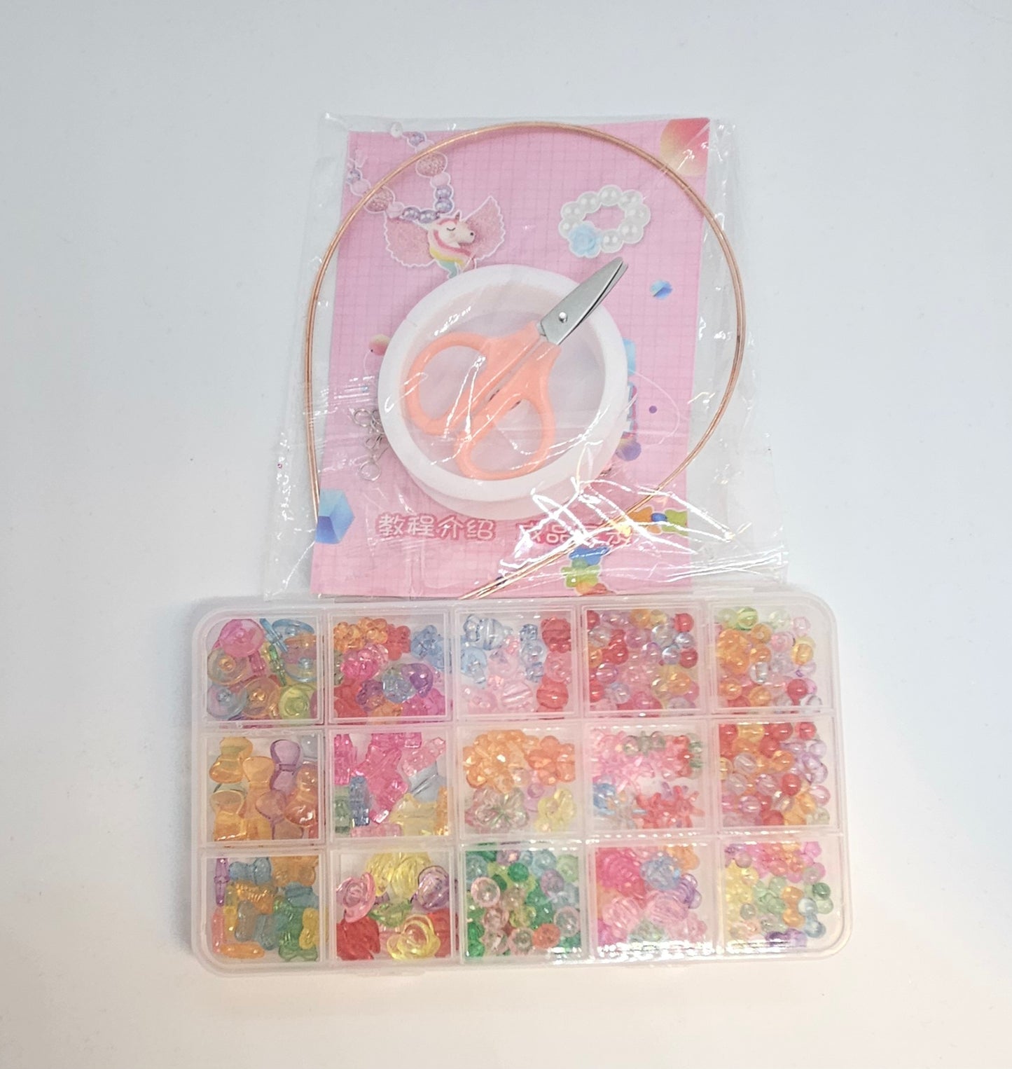 Innehållet i vårt pärlset, pärllåda för smyckestillverkning för barn man kan tillverka armband, halsband, diadem och öron hängen