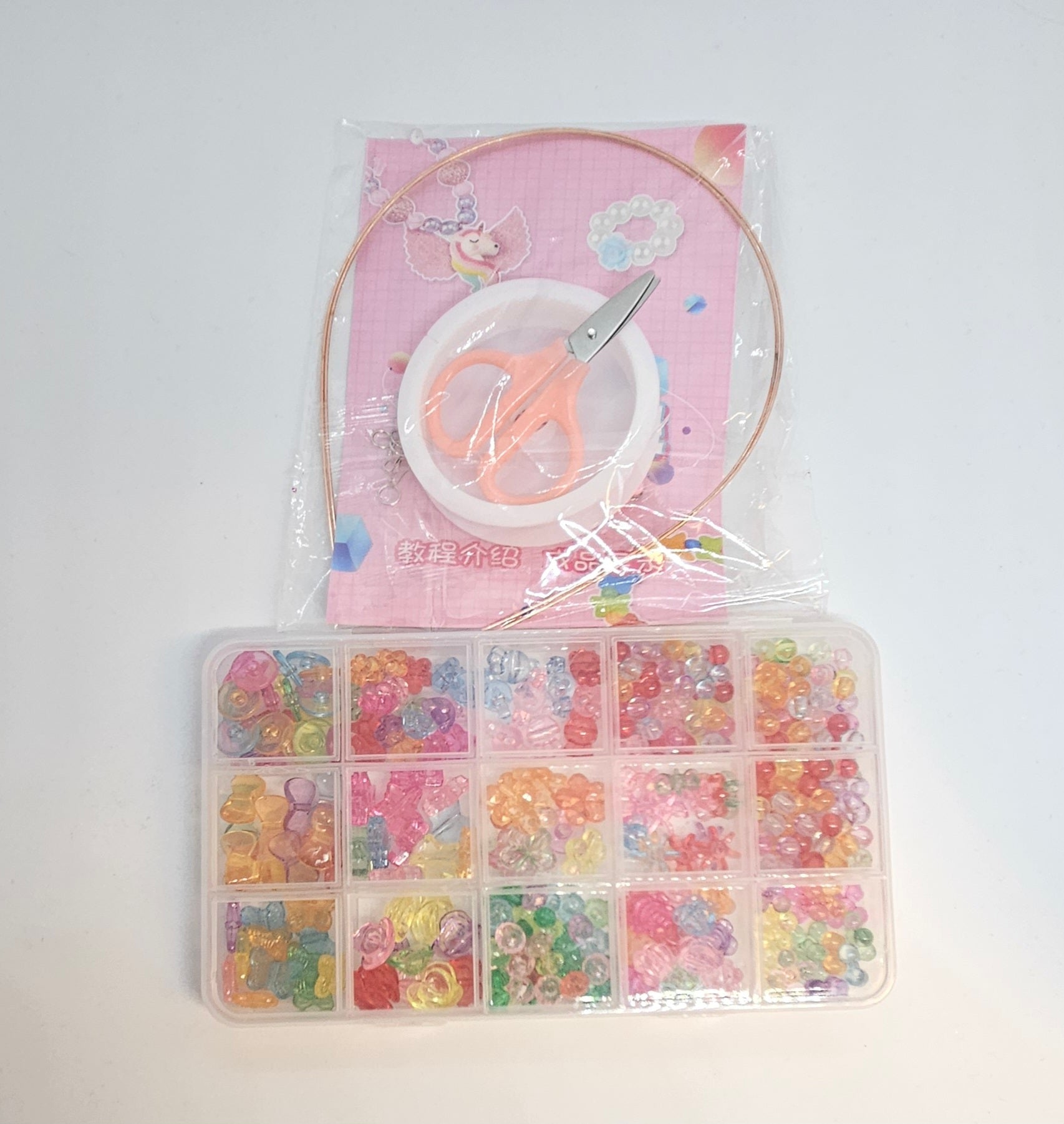 Innehållet i vårt pärlset, pärllåda för smyckestillverkning för barn man kan tillverka armband, halsband, diadem och öron hängen
