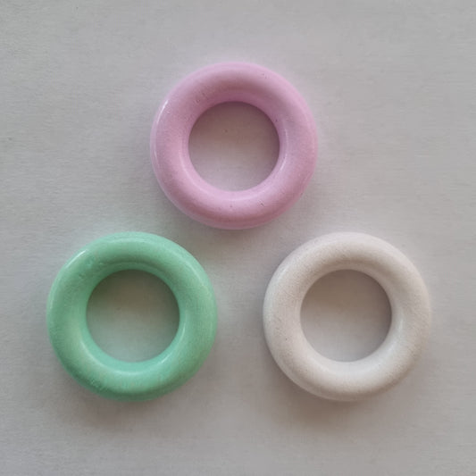 Träringar 36mm finns i rosa, grön, vit